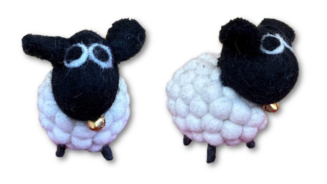 Sm&aring; sauer laget av filtkuler